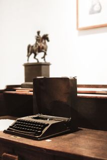 棕色木质表面的黑色打字机