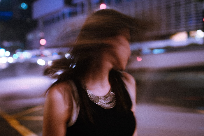 女性夜间穿背心的倾斜移位摄影