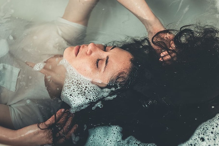 躺在装满水的浴缸里的女人