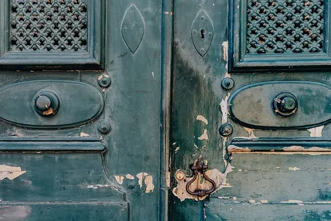 葡萄牙里斯本一栋典型葡萄牙住宅正面的彩色木门