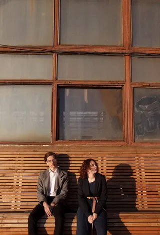 一男一女坐在木凳上