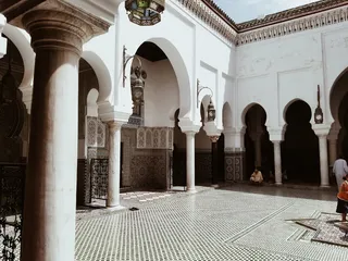 白天蓝天下的白色混凝土建筑