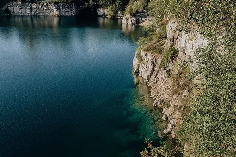 Zakrzówek水库,这座古老的石灰岩采石场被洪水淹没 Zakrzówek水库,这座古老的石灰岩采石场被洪水淹没