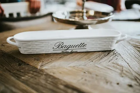 桌子上的金色相框和装饰纸 桌子上的金色相框和装饰纸