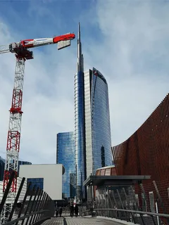 塔吊旁的白色高层建筑