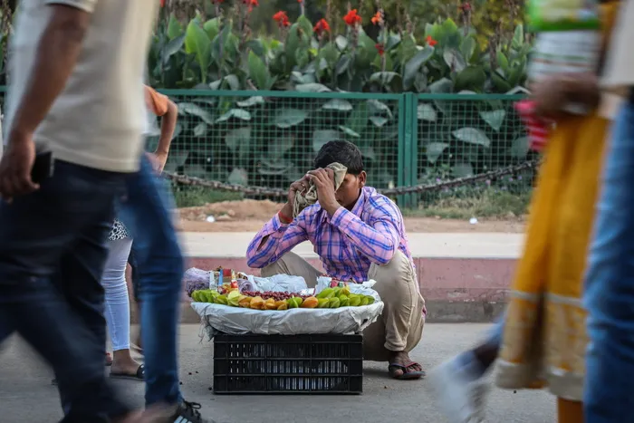 白天街上的男菜贩