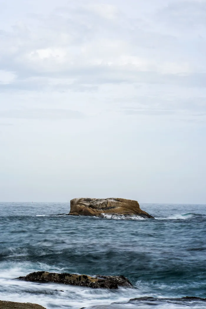 灰色天空下的水体