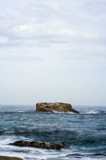 灰色天空下的水体