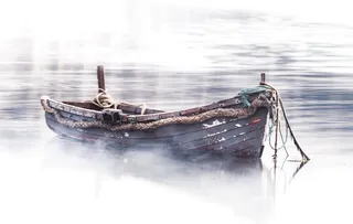 水体上的棕色空船