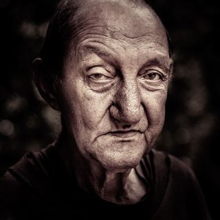 身穿黑色圆领上衣的男子 身穿黑色圆领上衣的男子