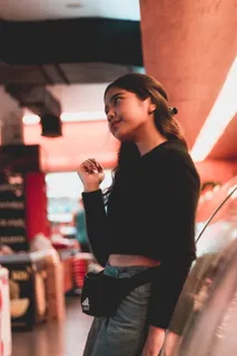 站在玻璃展示柜旁边的女人 站在玻璃展示柜旁边的女人