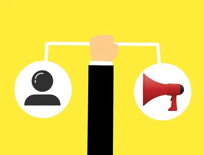 营销插图-手臂举起人物和扩音器的图标。