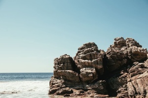 海浪冲击着海滩上的一块大岩石