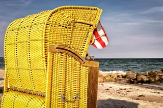 海滨附近的棕色柳条篮