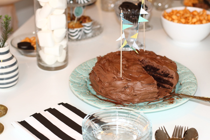 巧克力，蛋糕，棉花糖，玻璃，餐具，蛋糕服务器，三角旗，玻璃碗