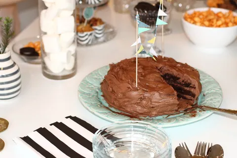 巧克力，蛋糕，棉花糖，玻璃，餐具，蛋糕服务器，三角旗，玻璃碗