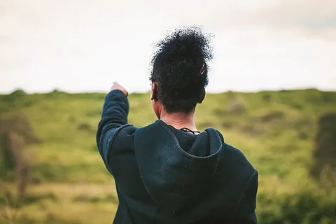 男子指着草地 男子指着草地