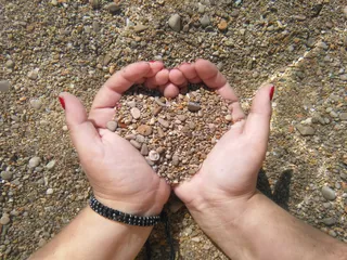 心，卵石，手，爱，浪漫，沙子，人体部分，一个人