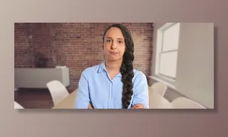 女士，穿着，蓝色，连衣裙衬衫，站立，白色，墙面漆，罗宾·希金斯