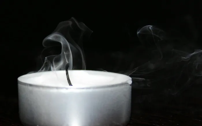 灰度摄影，蜡烛，茶灯，吹灭，烟，灯芯，烟-物理结构，黑色背景