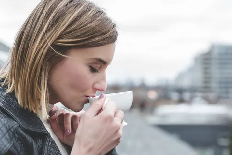 喝茶杯的女人 喝茶杯的女人