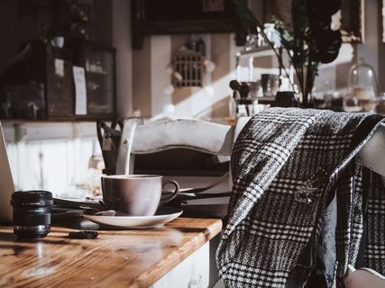 顶部茶托上的灰色茶杯
