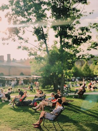 人、坐、公园、树、聚会、团体、宴会、庭院