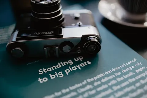 旧的模拟相机和摄影书籍