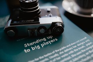 旧的模拟相机和摄影书籍