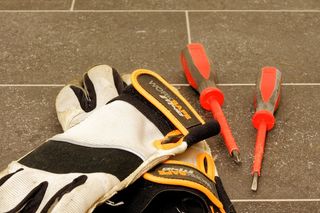 对, 白色和黑色手套, 灰色, 表面, 职业安全与健康, 保护, 手套, 工作手套