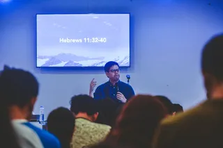 男子手持麦克风靠*板电视