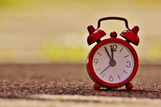 红色，双色，钟形模拟时钟，11:55，第十一个小时，灾难，闹钟，时钟