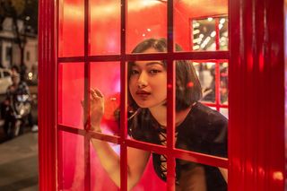 红色电话亭里的女人