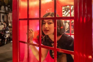 红色电话亭里的女人