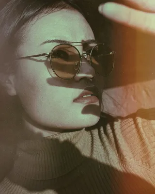 阳光明媚的天空下自拍的女人