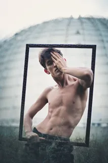 做造型姿势时站立的男子