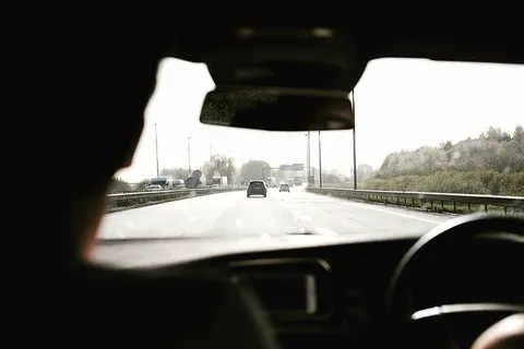 跑步、车辆、道路、白天、汽车、交通、车辆、街道 跑步、车辆、道路、白天、汽车、交通、车辆、街道