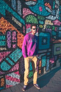 一名男子站在那里，手插在口袋里