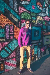 一名男子站在那里，手插在口袋里