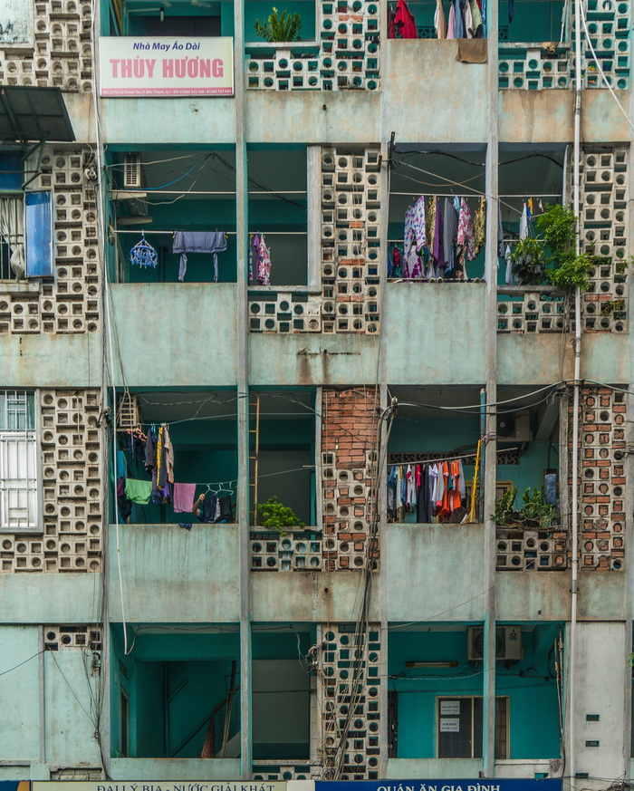 衣服挂在公寓式建筑上