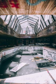 几乎，空的，游泳池，游泳池，涂鸦，废弃，室内，建筑