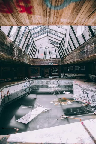 几乎，空的，游泳池，游泳池，涂鸦，废弃，室内，建筑