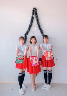 三个女人拿着礼品盒站着