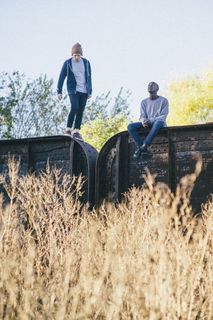 农田，田野，草地，男人，户外，牧场，人，乡村景色