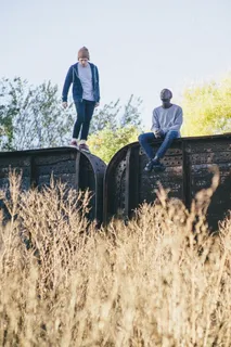 农田，田野，草地，男人，户外，牧场，人，乡村景色