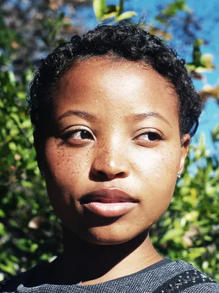 站在绿色植物附近的女人