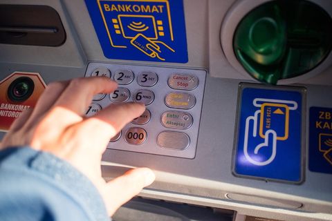 使用atm、atm、货币、现金、付款、金融、货币、银行的人