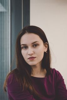 一个穿紫色上衣的女人的照片 一个穿紫色上衣的女人的照片