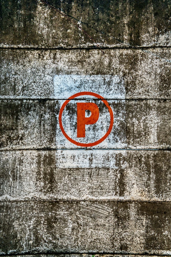 圆形P标志
