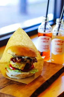 棕色木板上的汉堡包 棕色木板上的汉堡包